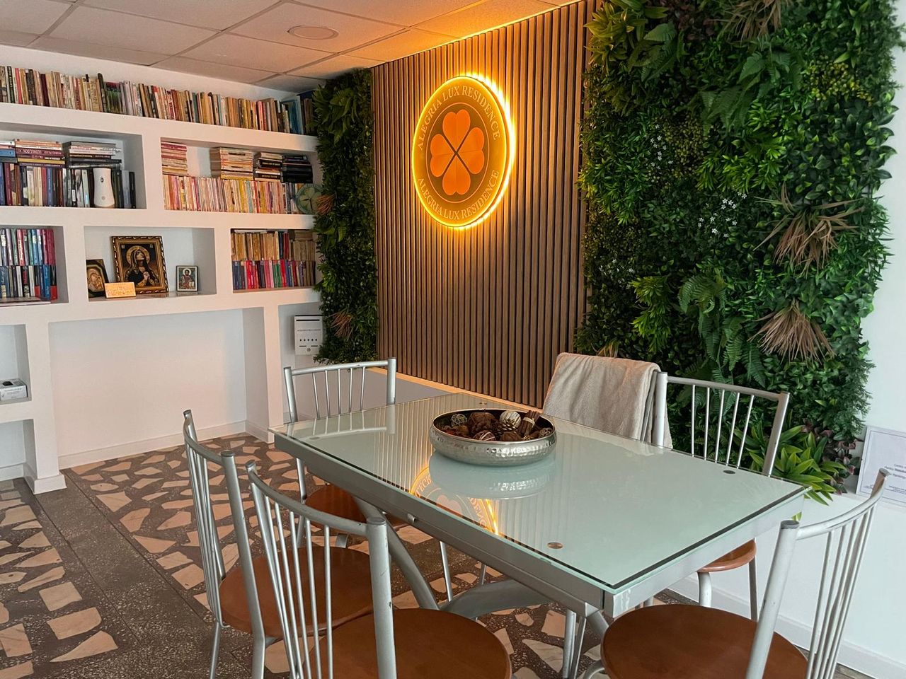 Bibliotecă cu perete verde și logo la centrul Casa Alegria, Ploiești
