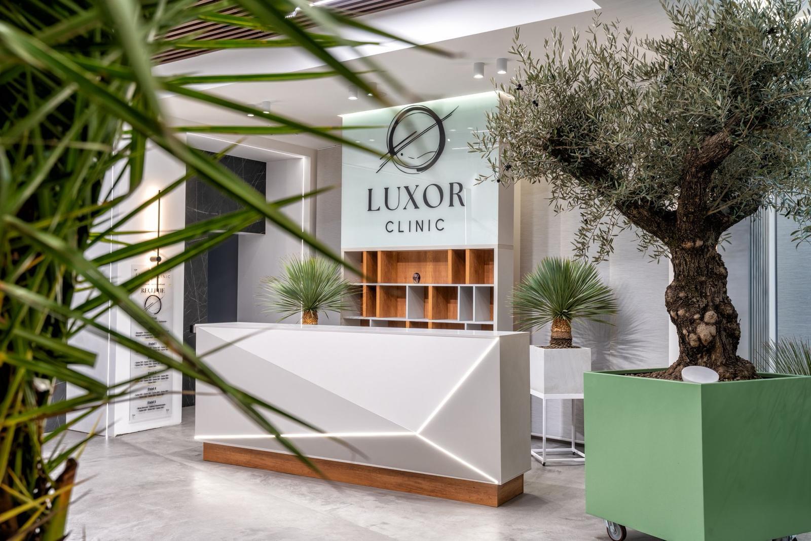 Recepție cu design modern la centrul Luxor Clinic Pitești